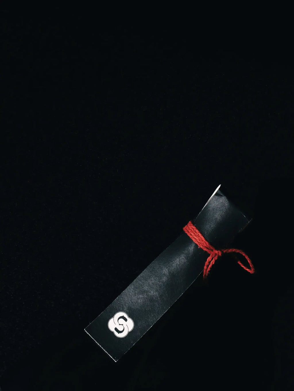 Closeup image of the hanji paper and red string wrapping on a bottle of Baekkyung 15 Premium. cultsool