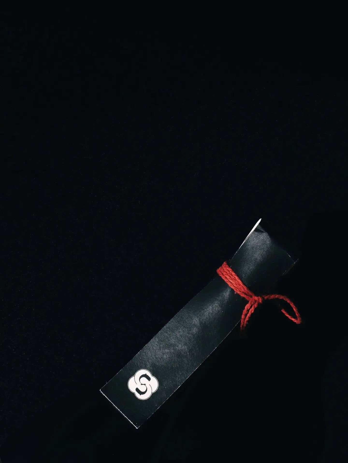 Closeup image of the hanji paper and red string wrapping on a bottle of Baekkyung 15 Premium. cultsool