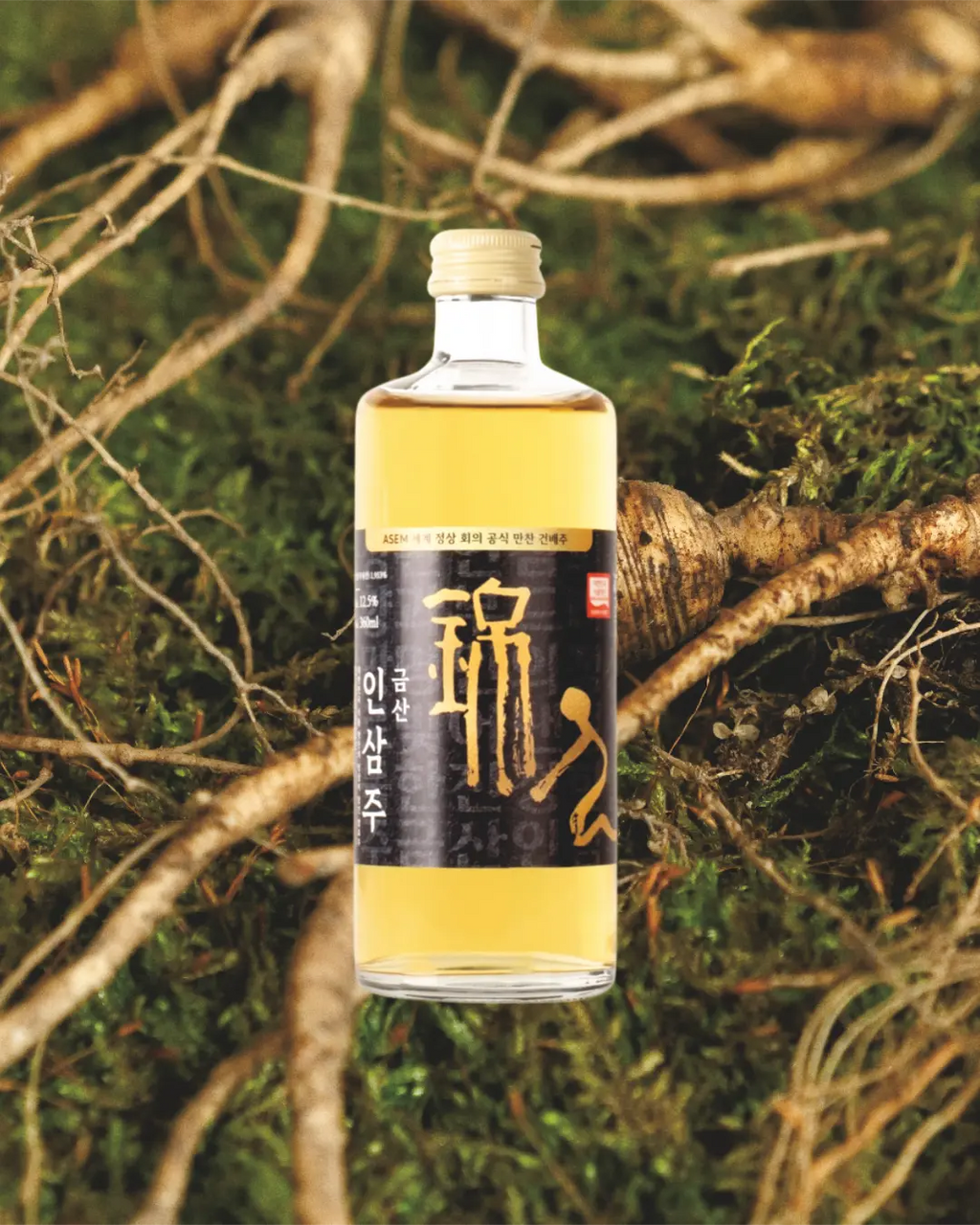 A bottle of Korean rice wine (Geumsan Insamju - ginseng wine) on a background of ginseng roots and moss.

Geumsan Ginseng Wine - Geumsan Insamju - cultsool